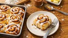 Soft Homemade Cinnamon Rolls with a Simple Icing Drizzle (Metric)